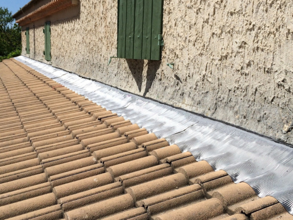 Comment faire l’étanchéité entre un mur et un toit ?