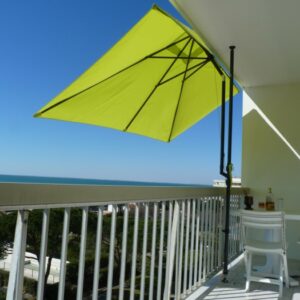 Savez-vous comment fixer votre parasol à votre balcon ?