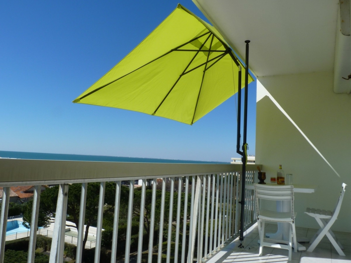 Savez-vous comment fixer votre parasol à votre balcon ?