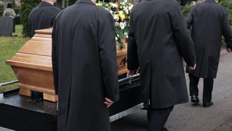 Quelle est la différence entre obsèques et funérailles ?